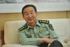 彭雪枫牺牲后，周恩来劝说其遗孀改嫁，儿子后来成上将图片