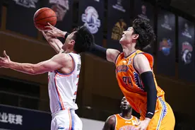 上海两个没想到！王哲林“笑抽”了！李春江赛后发言挑战杜锋图片