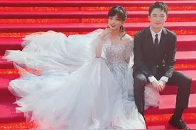 王冰冰首次红毯主持，婚纱礼服配张韬黑西装，两人太配被误认结婚图片