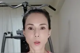 55岁李若彤暴瘦到脱相？脸部仍然是少女，颈部皮肤却松垮吓人图片