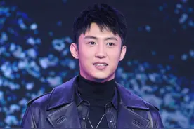 黄景瑜的皮衣造型，硬朗帅气身姿挺拔！图片