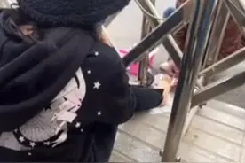 河南一女生封校期间甲沟炎发作，修脚师傅隔栅栏修脚：顾不上尴尬图片