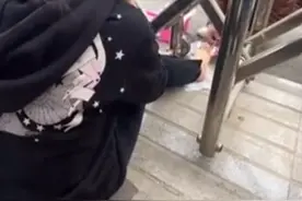 河南一女生封校期间甲沟炎发作，修脚师傅隔栅栏修脚：顾不上尴尬图片