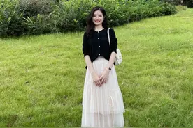 胖女孩最关心的搭配来了，针织衫搭配半身裙时髦又精致，显高显瘦图片