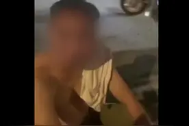 大叔深夜坐马路中哭诉生活太难，网友评论亮了图片