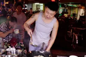 南京街头美女老板娘扮小伙深夜出摊卖炒饭，7元一份，客人排队吃图片