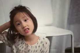 孙莉晒二女儿掉牙照，7岁就挑染蓝色头发！黄磊教育观念太前卫图片