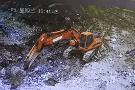 南昌：洗澡时突然停水，居民被迫用马桶存水冲凉图片