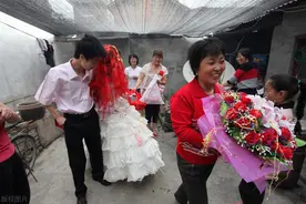 老板儿子结婚，员工商量统一随礼600，隔天发工资时以为看错了图片