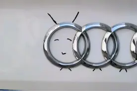 江苏一奥迪车主发现车标被熊孩子画成毛毛虫，网友：瞬间有灵魂了图片