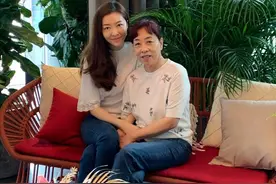 真正的女神不需要比美，熊黛林私下素颜白T配仔裤，气质仍那么好图片