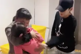 福建一女孩把珠子塞鼻子，哥哥抱起直冲医院，取出后“又打又骂”图片