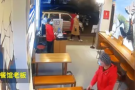 成都某餐馆，老板看到员工工作期间“秀恩爱”，罚两人必须结婚图片