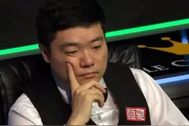 丁俊晖英锦赛5-6遭逆转怒摔母球！吐槽球台烂到不配比赛图片