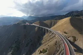 新疆果子沟大桥，桥梁建筑史上的奇迹，去往赛里木湖的必经之路图片