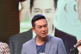 张嘉译灰蓝色西装现身宣传活动，散发大叔魅力图片