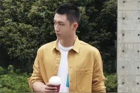 黄景瑜真是“行走的荷尔蒙”，黄色衬衫配寸头，187大高个太帅气图片