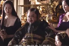 成龙搭档林雪自曝亲热戏经历，片场一股汗臭味，还被美女喂烂水果图片