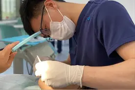 厦门一26岁女子“掉了”11颗牙，需种10颗牙！费用相当于买辆车图片