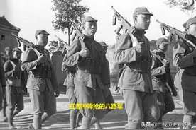 扛着冲锋枪打仗的八路军士兵，第一次见到这样精锐的装备图片