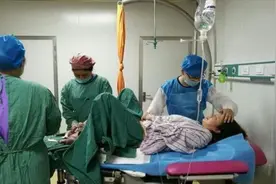 产妇生娃时疼到大叫，陪产老公反手一巴掌，医生：这是来捣乱的图片