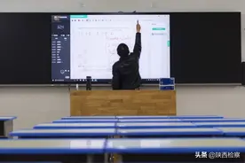 老师独自在教室上网课，弹幕出来的瞬间看哭了图片