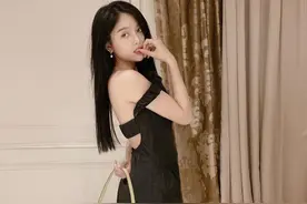 吴宣仪穿抹胸小黑裙配长靴 侧头秀美背直角肩吸睛十足图片