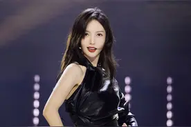 金晨穿拖鞋跳舞，无滤镜下颜值很能打，网友的关注点却在拖鞋上图片