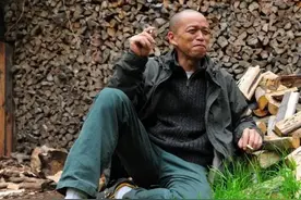 艺术界狠人！割下自己肋骨给女朋友戴，被专家痛批：无下限的疯子图片