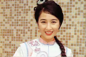 张家辉14岁女儿越长越美，关咏荷素颜带张童逛街，母女如饼印图片