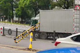 又撞了！货车撞断限高杆，都司路高架桥半边瘫痪图片