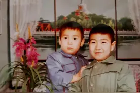 警察父亲牺牲后，当年那个10岁的小男孩如今怎样？图片