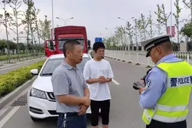 暑期交通安全丨有证父亲教无证儿子开车，双双被罚！图片