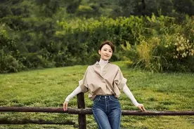 张蕾不仅气质好，衣品也很洋气，短袖衬衫配高领打底，时髦减龄图片