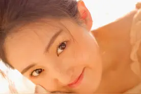 青春可爱居家美女图片