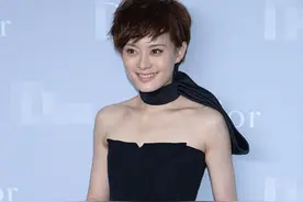 邓超老婆孙俪又美出圈了，穿抹胸裙配丝巾现“赫本式优雅”，好赞图片