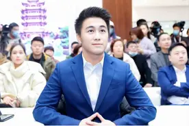 何猷君新公司开张任职董事长，梁安琪亲自揭牌，创业至今不靠家族图片