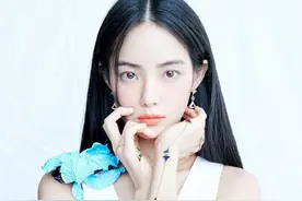 洪秀珠 清透素颜妆与中分长直发，诠释不加修饰的美图片