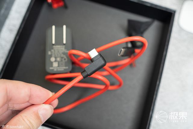 红魔5G暴走开黑，144Hz刷新率爽飞！除了打游戏它还有狠招～