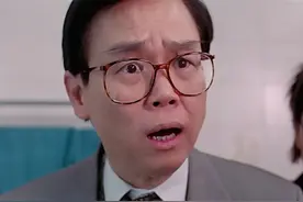 太拼了！74岁黄百鸣为保持6块腹肌健硕身材，挑战高难度肩倒立图片