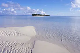 珊瑚岛因丰富的珊瑚群生态而得名，风光优美图片