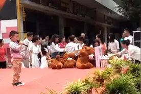 史上最萌翻车现场！3岁男童演讲忘词狂喊妈视频封面