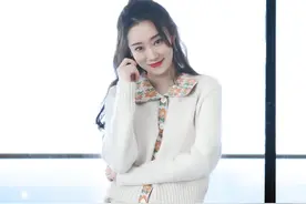 35岁张小斐凭借“李焕英”，吸粉无数，漂亮大长腿，状态似少女图片