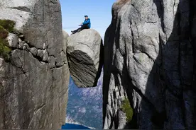 挪威旅行，不可错过的三块石头之奇迹石图片