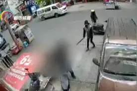 事发中午12点！男子偷电动车不成，竟掏出一米多长大刀图片