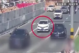 假日车流中交警驾驶警用摩托为孕妇开路送医图片