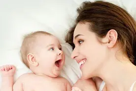 宝宝的微笑中有“信号”，这3种笑容越早出现，暗示孩子越聪明图片