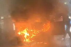 南宁青竹立交发生3车追尾事故，有车辆燃起大火图片