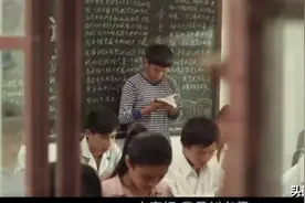 为给儿子凑三十斤粮食学费，母亲无奈乞讨，儿子站着听课考取清华图片