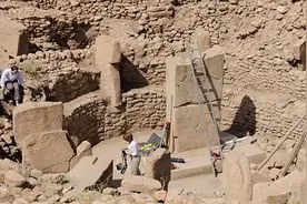 距今1万年前，中国人移民土耳其，写下甲骨文“丝”字图片